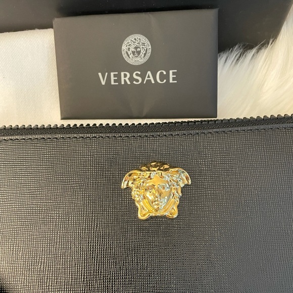 ❗️SOLD❗️Medusa Leather wristlet ❗️SOLD❗️ - Picture 4 of 9